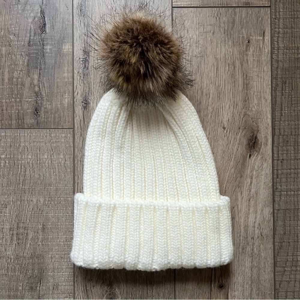 ⭐️FINAL PRICE White Knit Beanie with Faux Fur Pom